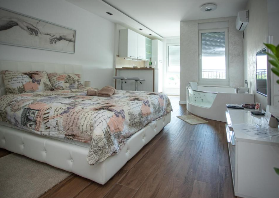 Jacuzzi Lux Apartman – cela soba