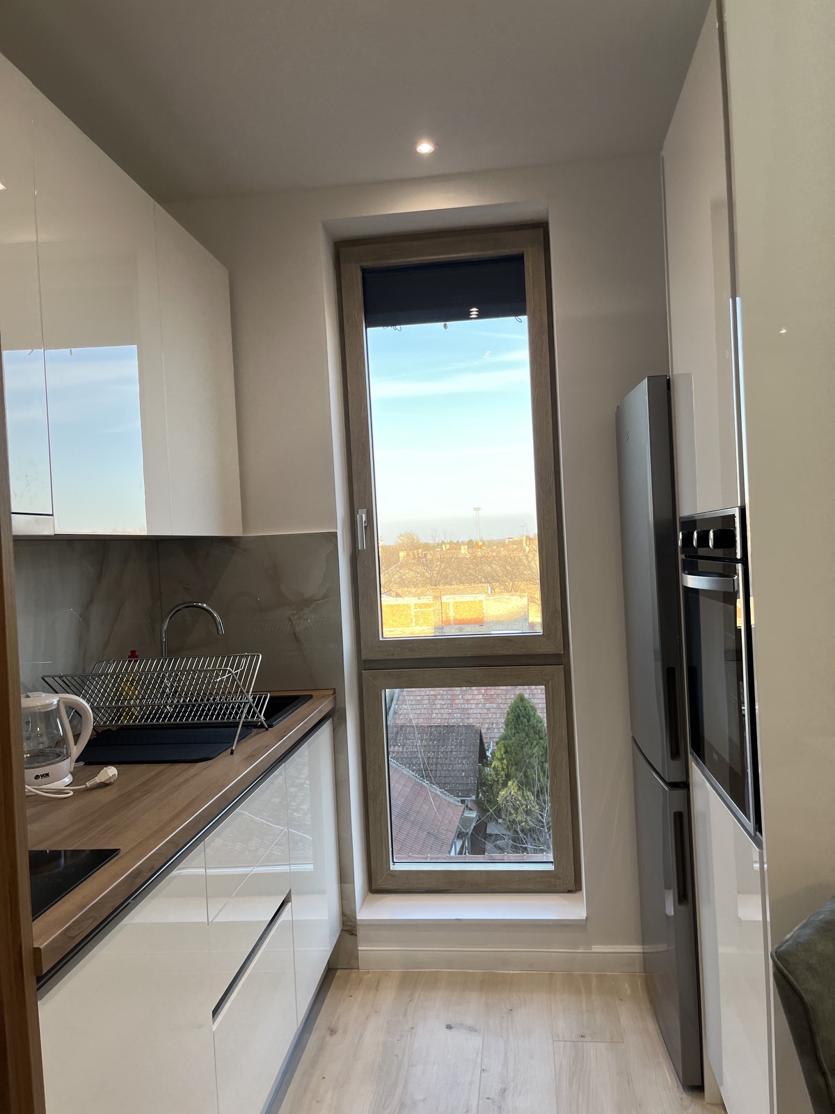 Apartman Maja Lux – kuhinja sa velikim prozorom